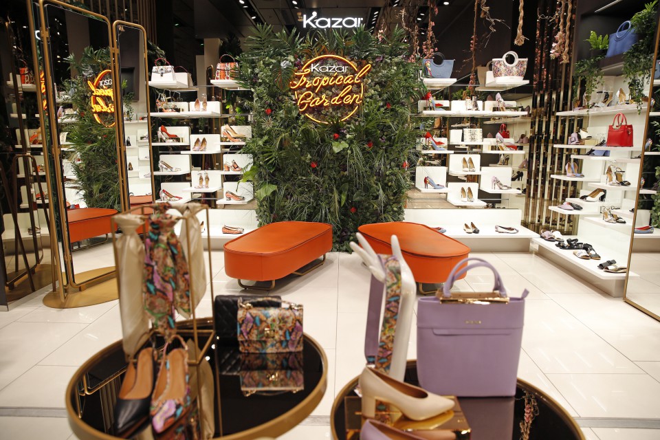 Włoski szkic, markowa elegancja i nowoczesny design, czyli nowy salon Kazar w Starym Browarze fot. Jakub Wittchen TOP: Tu design ma znaczenie. Najciekawsze nowo otwarte salony sprzedaży