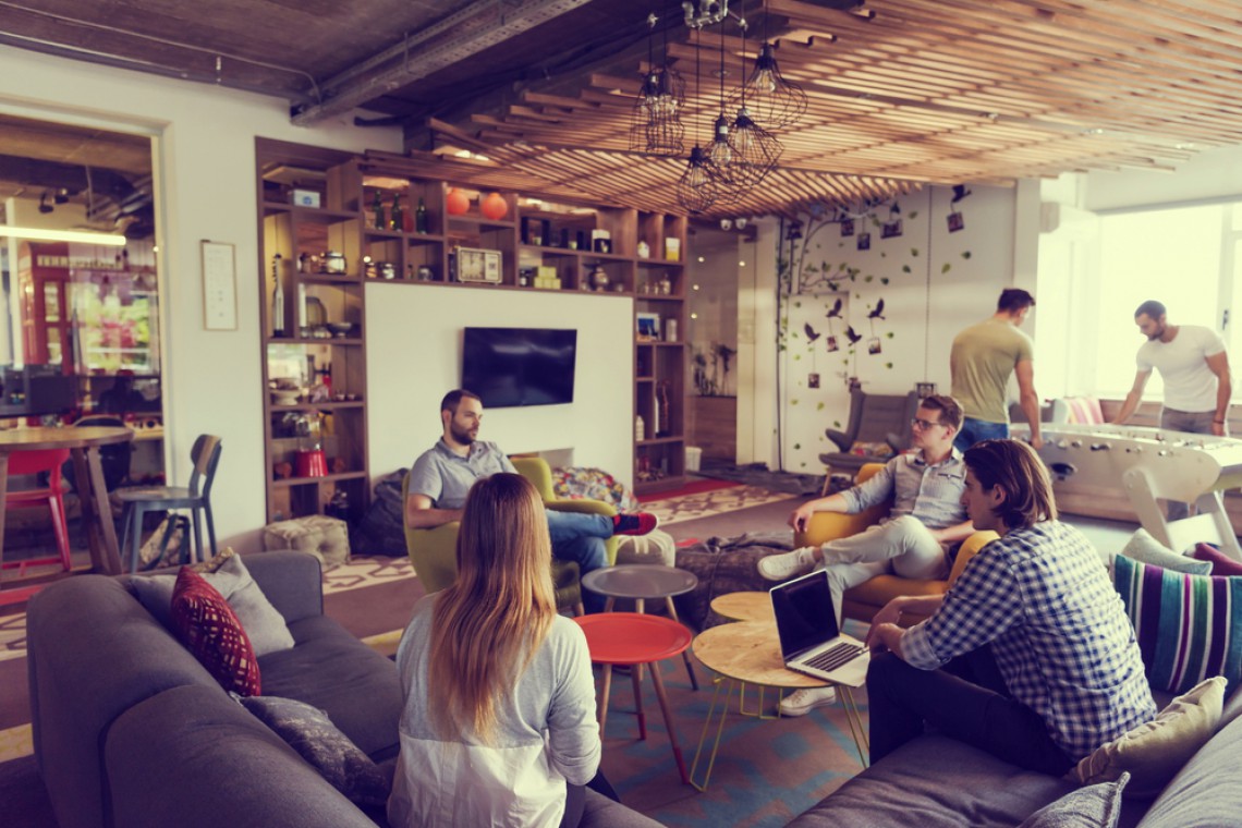 Przy projektowaniu współczesnego środowiska pracy, pracodawcy stają przed wyzwaniem sprostania społecznym i ekologicznym oczekiwaniom pracowników, fot. shutterstock Jak na projektowanie współczesnych biur wpływają wymogi ESG?