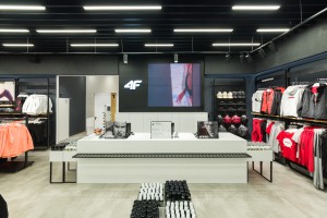 Marka 4F otwiera sezon nowym konceptem sklepów. Jest industrial, jest minimalizm