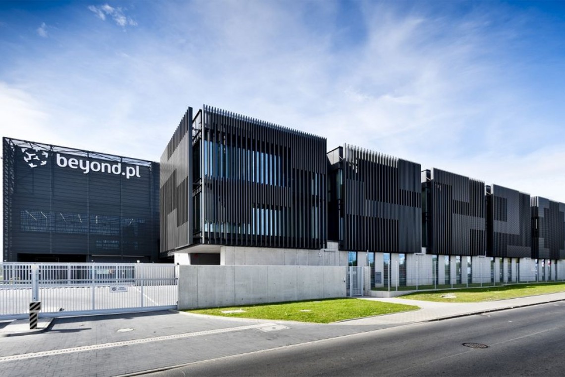Poznański Beyond.pl Data Center autorstwa architektów z ELD Poland Sp. z o.o. nadal może liczyć na zwycięstwo w kategorii „budynek niemieszkalny” fot. Baumit Znamy finalistów konkursu na Europejską Fasadę Roku. Polska z pięcioma nominacjami