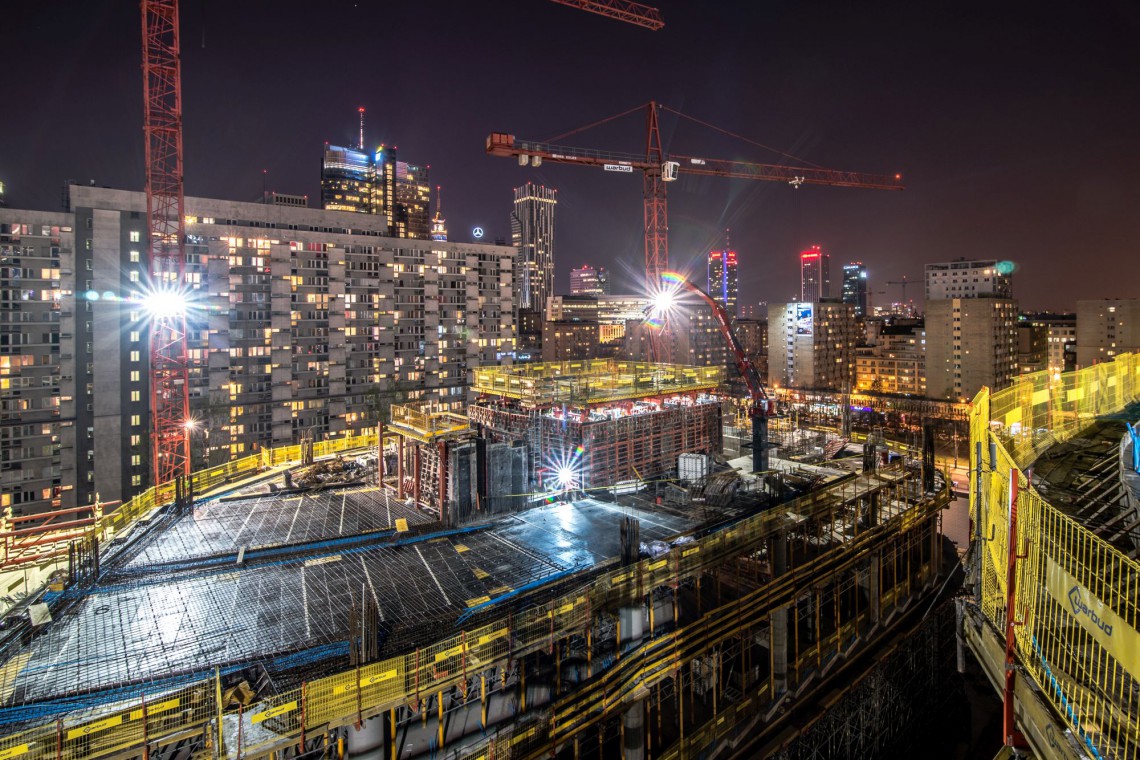 fot. mat. prasowe Mennica Legacy Tower rośnie w szybkim tempie. Rozpoczął się montaż elewacji na budynku