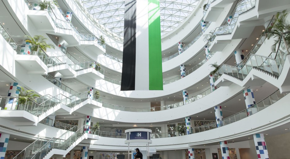 Najbardziej innowacyjny uniwersytet w Dubaju. Smartfon wystarczy do sterowania światłem