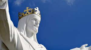 Figura Chrystusa Króla bez szpecącej infrastruktury