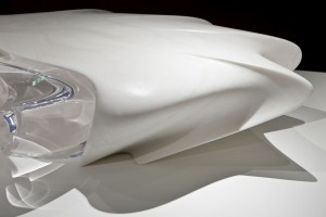 Stolik kawowy niczym małe dzieło sztuki. To projekt Zaha Hadid Design