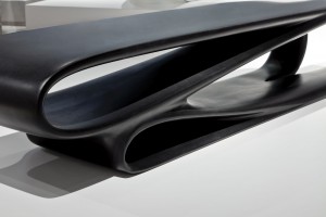 Stolik kawowy niczym małe dzieło sztuki. To projekt Zaha Hadid Design