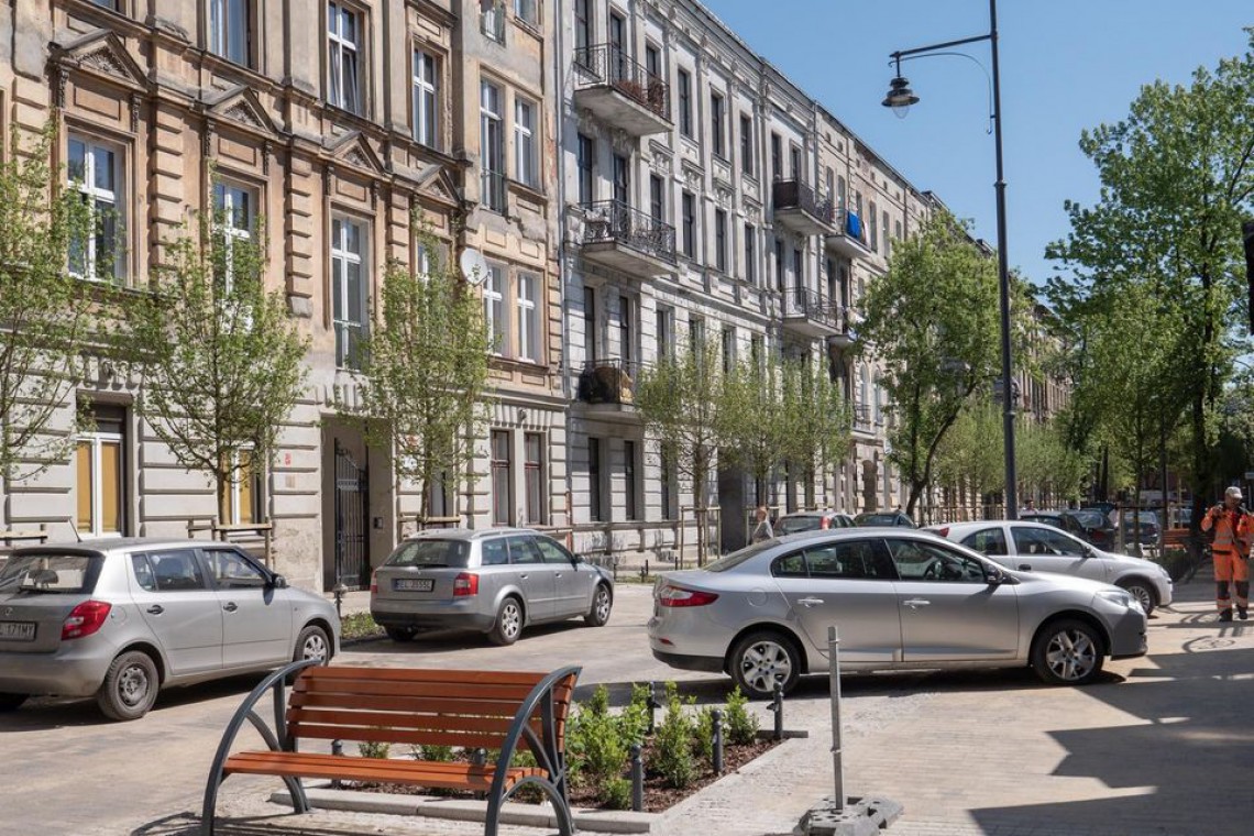 Drzewa, ławki, stojaki rowerowe, stylizowane latarnie i krzewy - tak zmienia się Łódź
