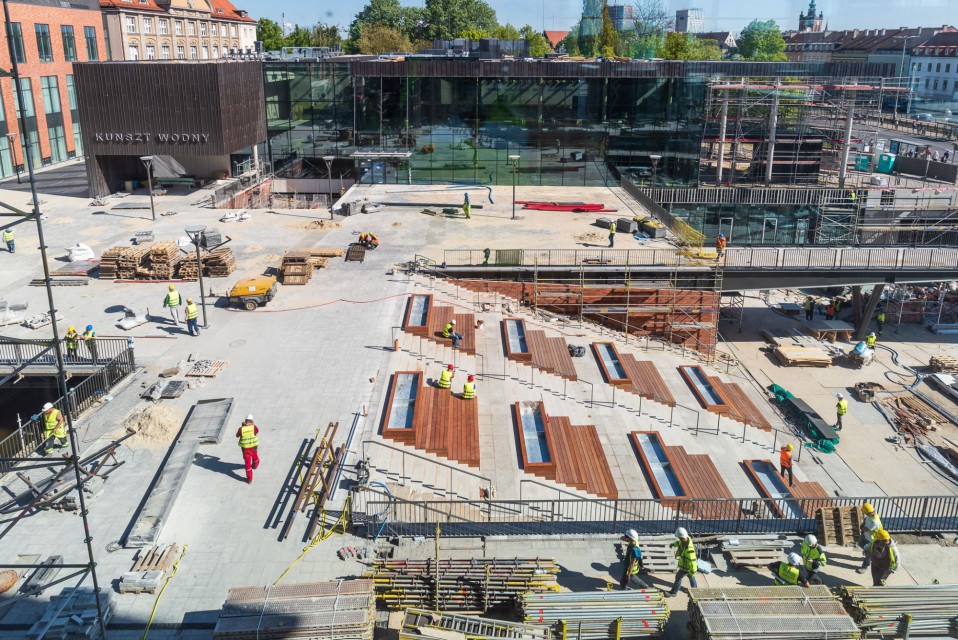 przerwa na sniadanie tylko na schodach fot. Forum Gdańsk Forum Gdańsk - wielka inwestycja tuż przed otwarciem