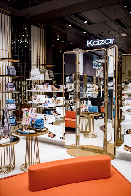 Włoski szkic, markowa elegancja i nowoczesny design, czyli nowy salon Kazar w Starym Browarze fot. Jakub Wittchen TOP: Tu design ma znaczenie. Najciekawsze nowo otwarte salony sprzedaży