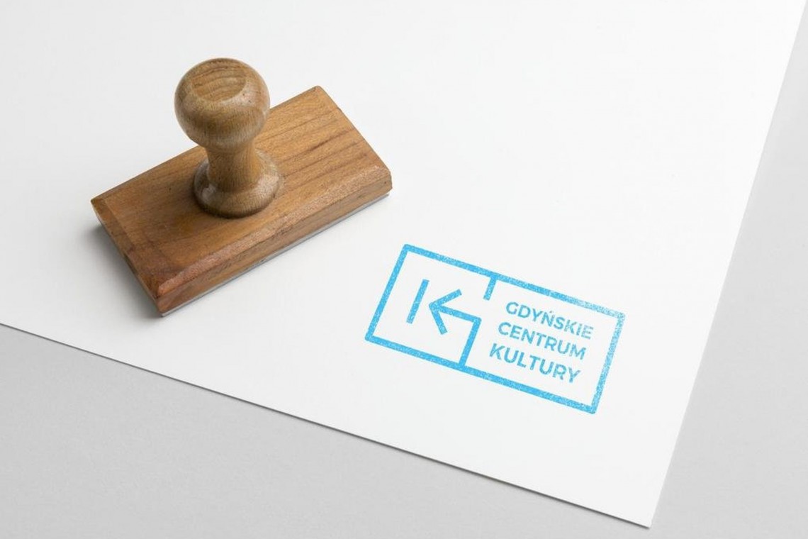Zwycięski logotyp zaprojektował Wojciech Janicki // plansze z prezentacji zwycięzcy 106 projektantów, ale to Wojciech Janicki okazał się najlepszy. To on zaprojektuje logotyp dla Gdyńskiego Centrum Kultury