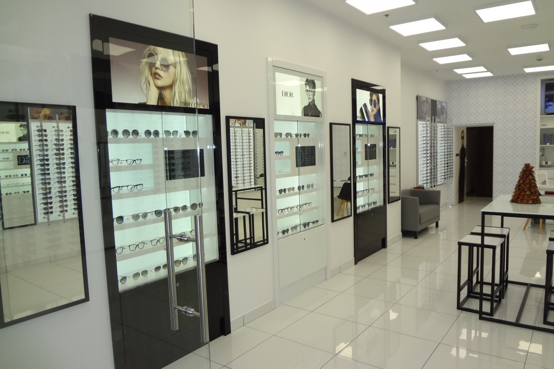 LOOX w Poznań Plaza fot. Klepierre Salon optyczny skąpany w bieli