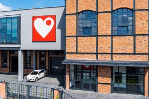 Oto najpiękniejszy budynek XXI wieku w Nowym Sączu. Autorem projektu jest Art Studio Paweł Kurzeja