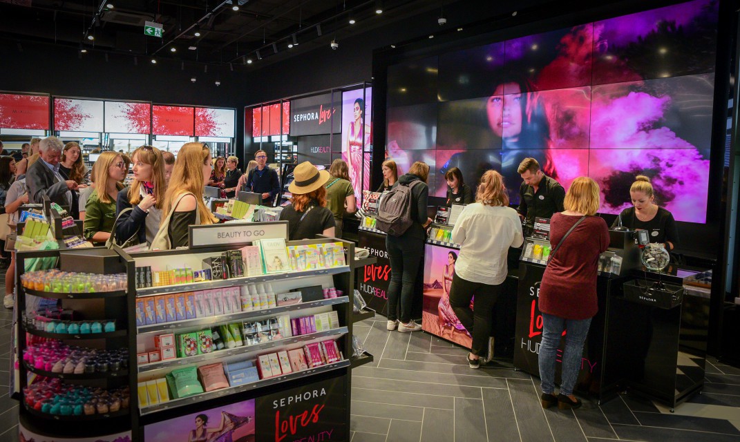Wizytówka sieci. Sephora w Galerii Mokotów fot. mat. prasowe TOP: Tu design ma znaczenie. Najciekawsze nowo otwarte salony sprzedaży