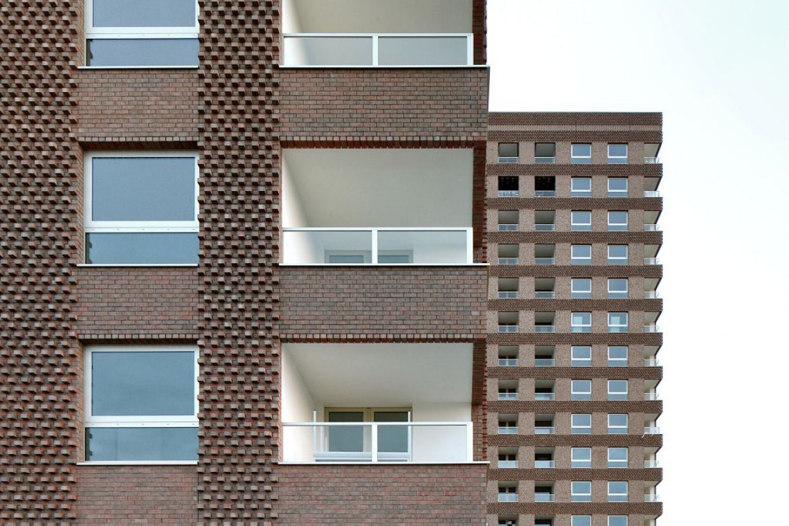 W tym roku Nagrodę Główną przyznano autorom dwóch projektów. Jedną z nich otrzymała pracownia Tony Fretton Architects za Westkaai Towers 5 i 6. Zbudowane w Belgii wieżowce wchodzą w skład większego założenia mieszkaniowego w dzielnicy o zabudowie wielofunkcyjnej. Zastosowane elementy ceramiczne nadają indywidualnego charakteru monumentalnym fasadom budynków. Projekt ten zwyciężył także w kategorii Living together. fot. Wienerberger Brick Award Cóż to był za konkurs! Nagrodę główną otrzymały tylko dwa projekty z 600 zgłoszonych