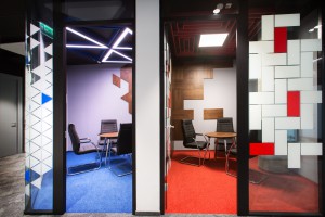 Drewno, beton i moc koloru. Oto biuro firmy Ingram projektu Bit Creative