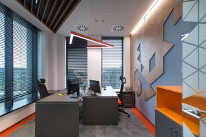 Drewno, beton i moc koloru. Oto biuro firmy Ingram projektu Bit Creative