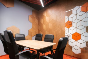 Drewno, beton i moc koloru. Oto biuro firmy Ingram projektu Bit Creative