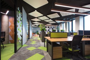 Drewno, beton i moc koloru. Oto biuro firmy Ingram projektu Bit Creative