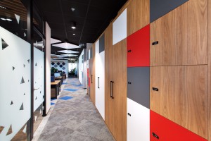 Drewno, beton i moc koloru. Oto biuro firmy Ingram projektu Bit Creative