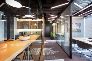 To najnowsze biuro Acer w Polsce. Architekci postawili na mech, bambus i beton