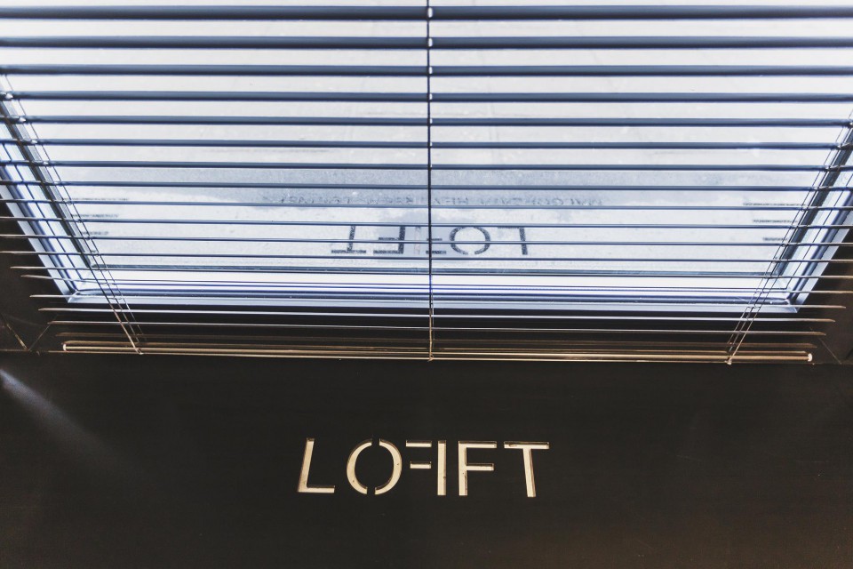 fot. mat. pras. Funkcjonalizm i monochromatyczność. Pracownia LOFFT w nowej siedzibie