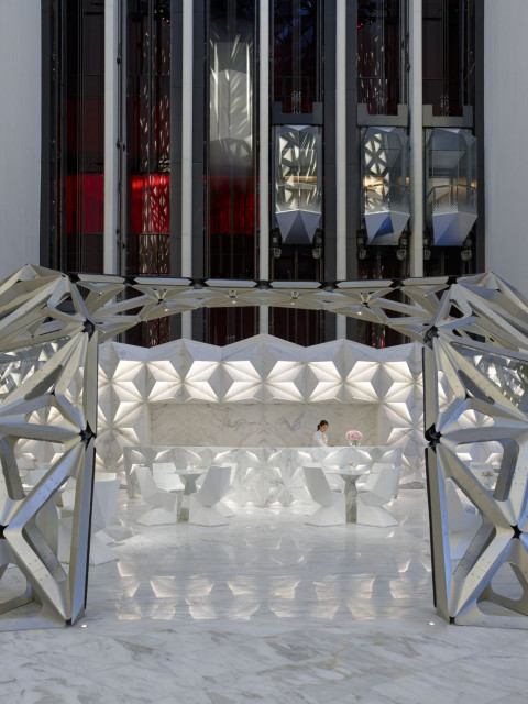 Morpheus to nowy flagowy hotel w kurorcie City of Dreams w Makau. Inwestorowi Melco Resorts and Entertainment marzy się, aby był początkiem nowej luksusowej marki hotelarskiej. Dlatego nie dziwi fakt powierzenia projektu pracowni Zaha Hadid Architects fot. Virgile Simon Bertrand Cieszy oko i ekscytuje zmysły. Oto jeden z najbardziej luksusowych hoteli w Makau