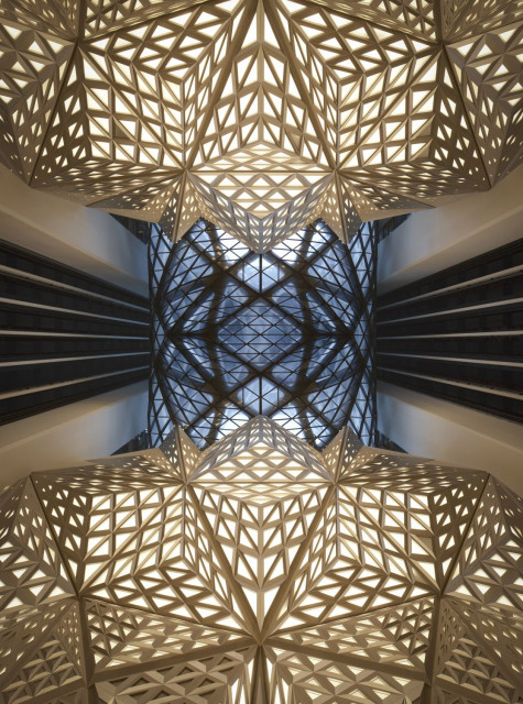 Morpheus to nowy flagowy hotel w kurorcie City of Dreams w Makau. Inwestorowi Melco Resorts and Entertainment marzy się, aby był początkiem nowej luksusowej marki hotelarskiej. Dlatego nie dziwi fakt powierzenia projektu pracowni Zaha Hadid Architects fot. Virgile Simon Bertrand Cieszy oko i ekscytuje zmysły. Oto jeden z najbardziej luksusowych hoteli w Makau