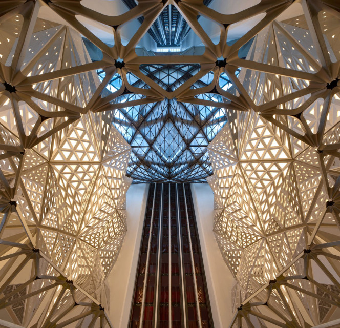 Morpheus to nowy flagowy hotel w kurorcie City of Dreams w Makau. Inwestorowi Melco Resorts and Entertainment marzy się, aby był początkiem nowej luksusowej marki hotelarskiej. Dlatego nie dziwi fakt powierzenia projektu pracowni Zaha Hadid Architects fot. Virgile Simon Bertrand Cieszy oko i ekscytuje zmysły. Oto jeden z najbardziej luksusowych hoteli w Makau