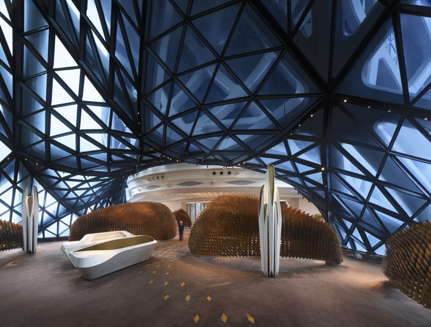 Morpheus to nowy flagowy hotel w kurorcie City of Dreams w Makau. Inwestorowi Melco Resorts and Entertainment marzy się, aby był początkiem nowej luksusowej marki hotelarskiej. Dlatego nie dziwi fakt powierzenia projektu pracowni Zaha Hadid Architects fot. Virgile Simon Bertrand Cieszy oko i ekscytuje zmysły. Oto jeden z najbardziej luksusowych hoteli w Makau