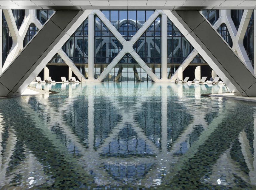 Morpheus to nowy flagowy hotel w kurorcie City of Dreams w Makau. Inwestorowi Melco Resorts and Entertainment marzy się, aby był początkiem nowej luksusowej marki hotelarskiej. Dlatego nie dziwi fakt powierzenia projektu pracowni Zaha Hadid Architects fot. Virgile Simon Bertrand Cieszy oko i ekscytuje zmysły. Oto jeden z najbardziej luksusowych hoteli w Makau