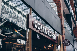 Tylko kawa POMORZE - miedziana Costa Coffee w nadmorskiej lokalizacji