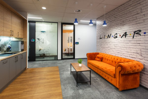 Beton, drewno, cegła i otwarty sufit. Oto nowe biuro firmy Lingaro
