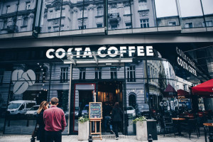 Najnowsza Costa Coffee w Warszawie. Zaskoczyła lokalizacją i designem