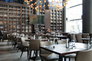Wysoki sufit w restauracji - atut, ale i wyzwanie dla architekta