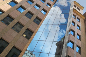 MIT Architekci odmienili Moniuszki 1a. Biurowiec wraca na rynek