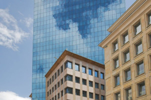 MIT Architekci odmienili Moniuszki 1a. Biurowiec wraca na rynek