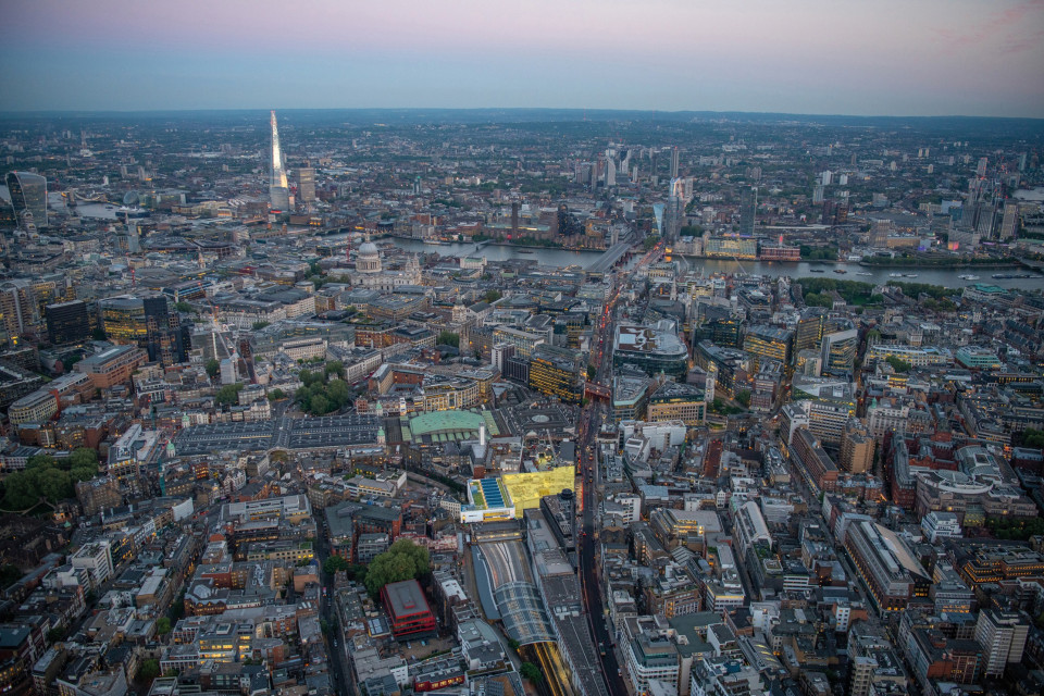 Farringdon West fot. mat. prasowe Farringdon West w Londynie – budynek powstanie tuż obok linii kolejowej Crossrail