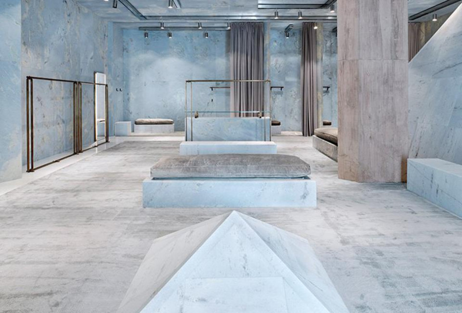 fot. Mikael Olsson Dębowe drewno, szlachetna miedź i błękitny marmur. Ten showroom onieśmiela