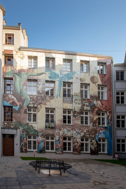 Artystyczne podwórko przy ulicy Więckowskiego 4 w Łodzi, fot. mat. pras. Najlepsza przestrzeń publiczna? Te realizacje walczą w konkursie Property Design Awards 2019
