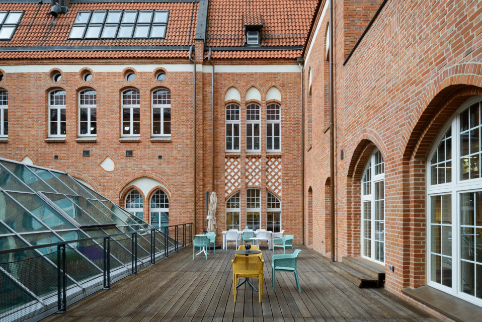 Patio fot. Tomasz Zakrzewski/Archifolio Gotyckie IT, czyli biura The Software House w historycznym budynku Poczty Głównej