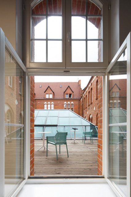 Patio fot. Tomasz Zakrzewski/Archifolio Gotyckie IT, czyli biura The Software House w historycznym budynku Poczty Głównej