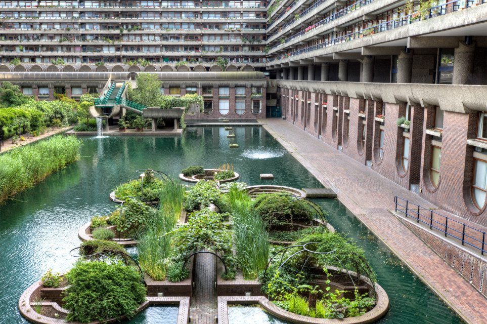 Barbican Center, Londyn. Autorstwo: Jo Chambers, źródło: shutterstock.com Musk: Jak zniszczyć projektowanie przestrzeni w Polsce? To proste - odpowiednią ustawą