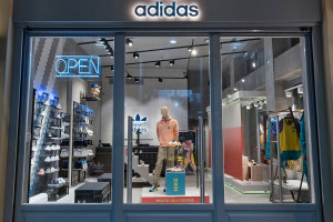 Wielopoziomowe doświadczenia w sklepach marki Adidas