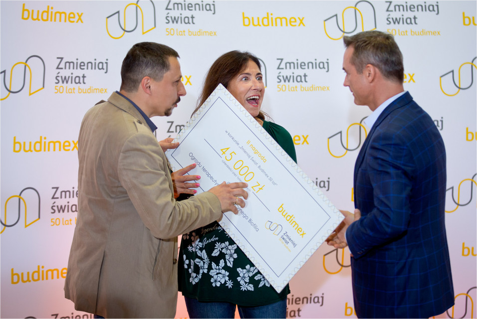 Biofila otrzymuje czek, fot. J..Grabek Pół miliona na leśną szkołę