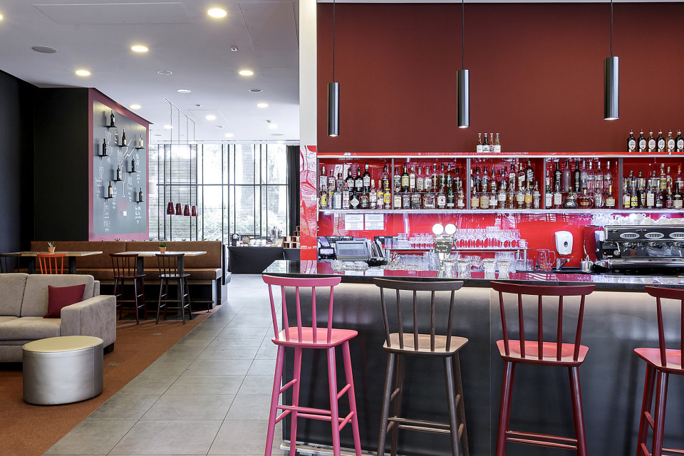 Nowa odsłona Lobby Bar w Vienna House Easy Katowice wpisuje się stylem w nowoczesne trendy we wzornictwie i klimat wszystkich hoteli linii Vienna House Easy fot. Vienna House Vienna House inwestuje w Polsce. Zmienia design hoteli