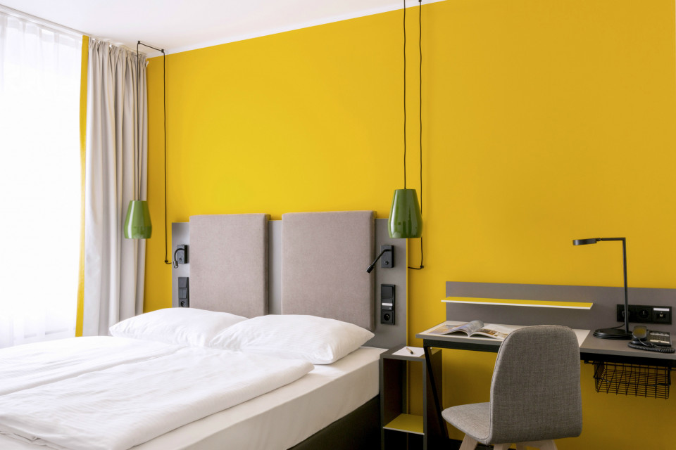 Nowe pokoje Vienna House Easy Cracow przygotowano w trzech zestawach kolorystycznych: pomarańczowym, niebieskim i żółto-zielonym. Wszystkie są wyposażone w modułowe łóżka z możliwością łączenia materac fot. Vienna House Vienna House inwestuje w Polsce. Zmienia design hoteli