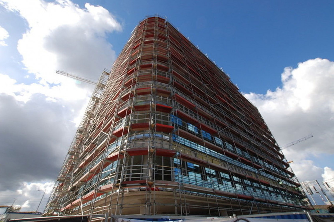 fot. mat. prasowe SQ Business Center we Wrocławiu - rozpoczęto montaż szklanej fasady