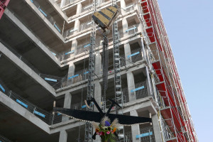 Coraz bliżej otwarcia Vector+ spod kreski JSK Architekci. Na wieżowcu zawisła wiecha