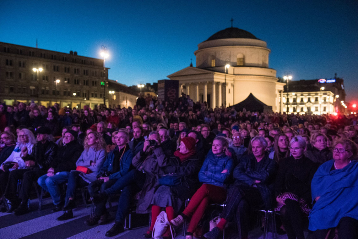 Spektakularny koncert inaugurujący 60. edycję festiwalu Jazz Jamboree przyciągnął na Plac Trzech Krzyży ponad 8 tys. warszawiaków i turystów fot. mat. prasowe Plac Trzech Krzyży zmienił się w plac wielkomiejski