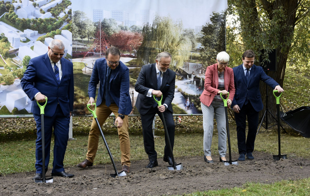 Symboliczne pierwsze łopaty na placu budowy Parku Centralnego w Gdyni, od lewej Markos Pagudis - prezes Agencji Rozwoju Gdyni, Marek Łucyk - pełnomocnik prezydenta Gdyni ds. realizacji projektów strategicznych, Wojciech Szczurek - prezydent Gdyni, Joanna Zielińska - przewodnicząca Rady Miasta Gdyni i Kamil Rozmus - przedstawiciel wykonawcy, Roka Budownictwo, fot. Kamil Złoch / gdynia.pl Park Centralny w Gdyni. Właśnie ruszyła budowa
