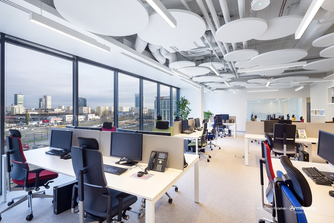 fot. mat. Armstrong Industrialne wnętrza - jak pogodzić design z komfortem użytkowników?